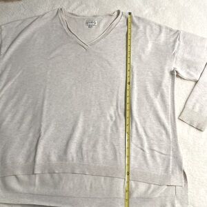 V-Neck Wonderly Cream-colored High-Low sweater.  Large.